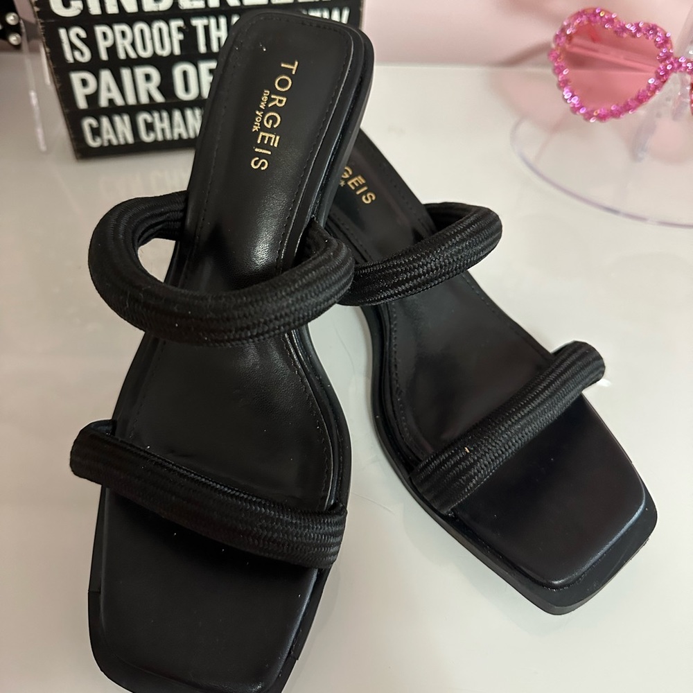 Torgeis, Lily Circular Heel Sandals. Size 8